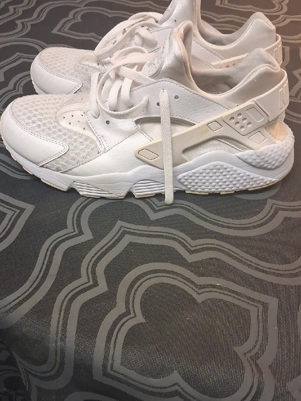 Nike Men’s White Low-Top Huarache-Style Sneakers